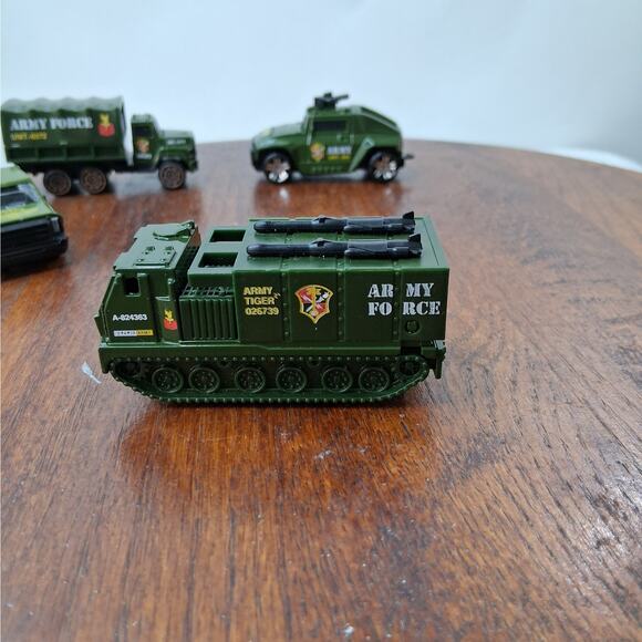 Lot of 9 Military Army Diecast 1:64 Toy Cars Trucks Tank Unbranded - Picture 7 of 10